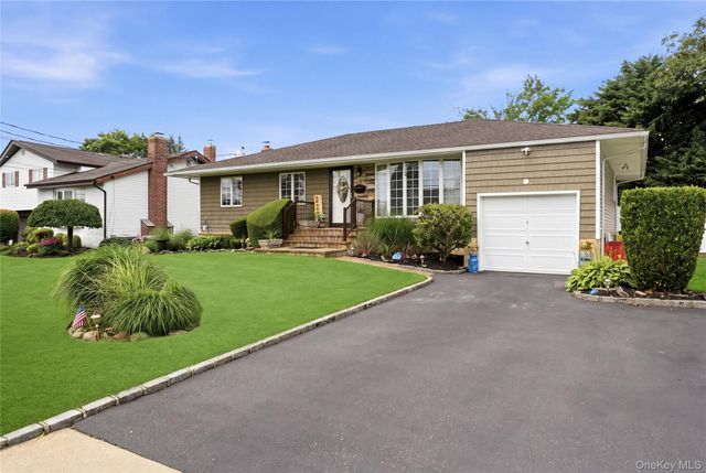 17 Mohawk Place, Massapequa, NY 11758