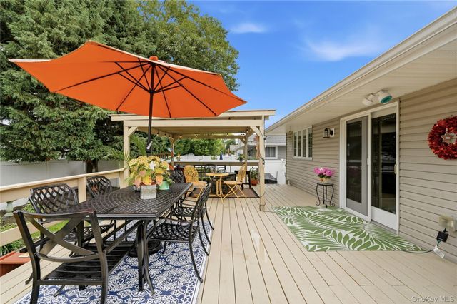 17 Mohawk Place, Massapequa, NY 11758