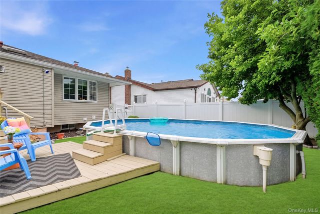 17 Mohawk Place, Massapequa, NY 11758