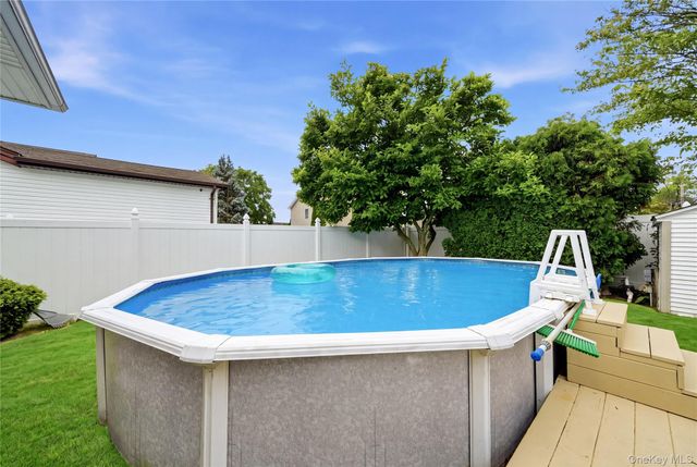 17 Mohawk Place, Massapequa, NY 11758