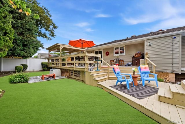 17 Mohawk Place, Massapequa, NY 11758