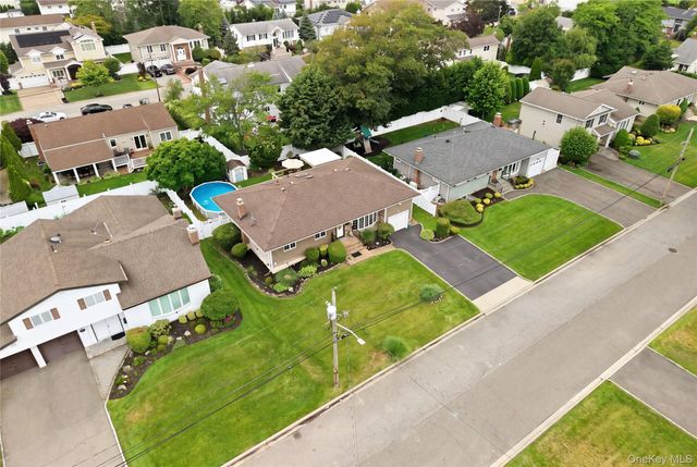 17 Mohawk Place, Massapequa, NY 11758