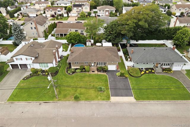 17 Mohawk Place, Massapequa, NY 11758