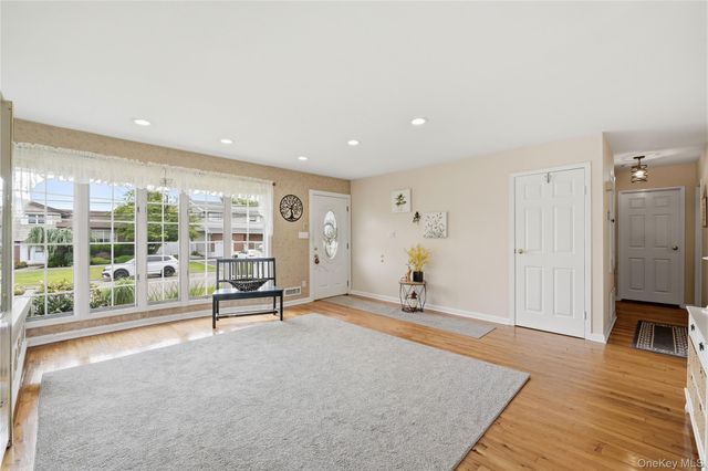 17 Mohawk Place, Massapequa, NY 11758