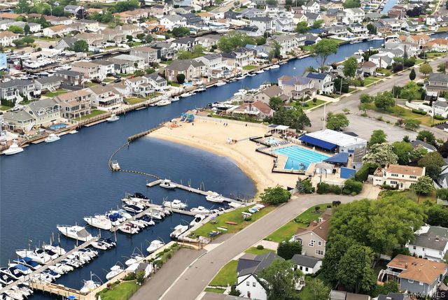 17 Mohawk Place, Massapequa, NY 11758