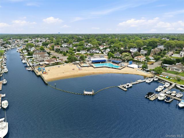 17 Mohawk Place, Massapequa, NY 11758