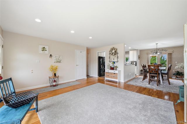 17 Mohawk Place, Massapequa, NY 11758