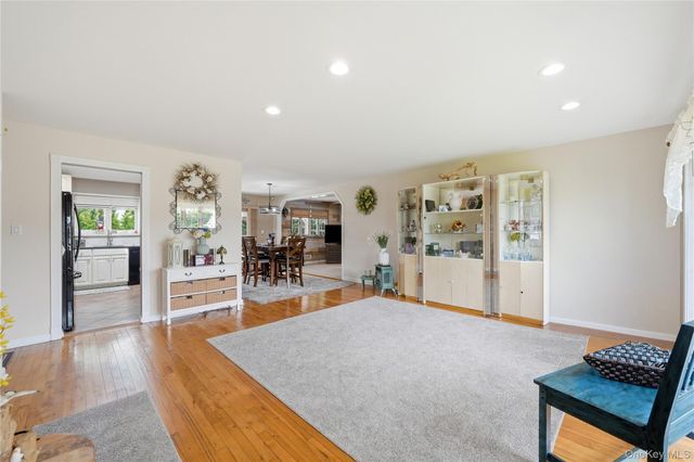 17 Mohawk Place, Massapequa, NY 11758