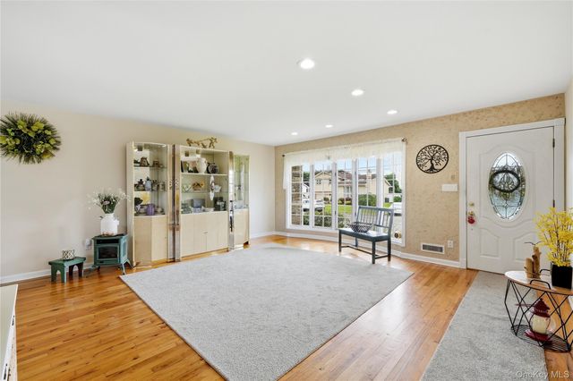 17 Mohawk Place, Massapequa, NY 11758