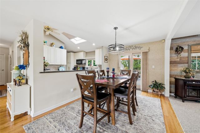 17 Mohawk Place, Massapequa, NY 11758