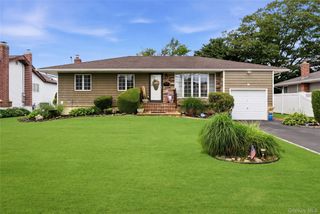 17 Mohawk Place, Massapequa, NY 11758