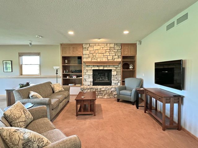 2996 Fairway Drive, Chaska, MN 55318
