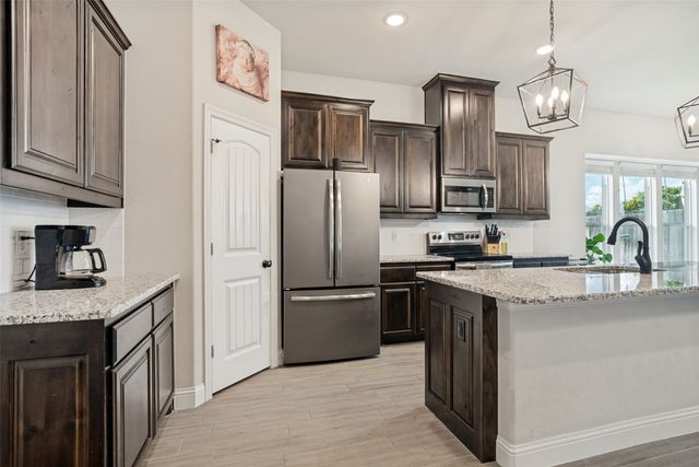 2108 Hill Crest Court, Weatherford, TX 76086