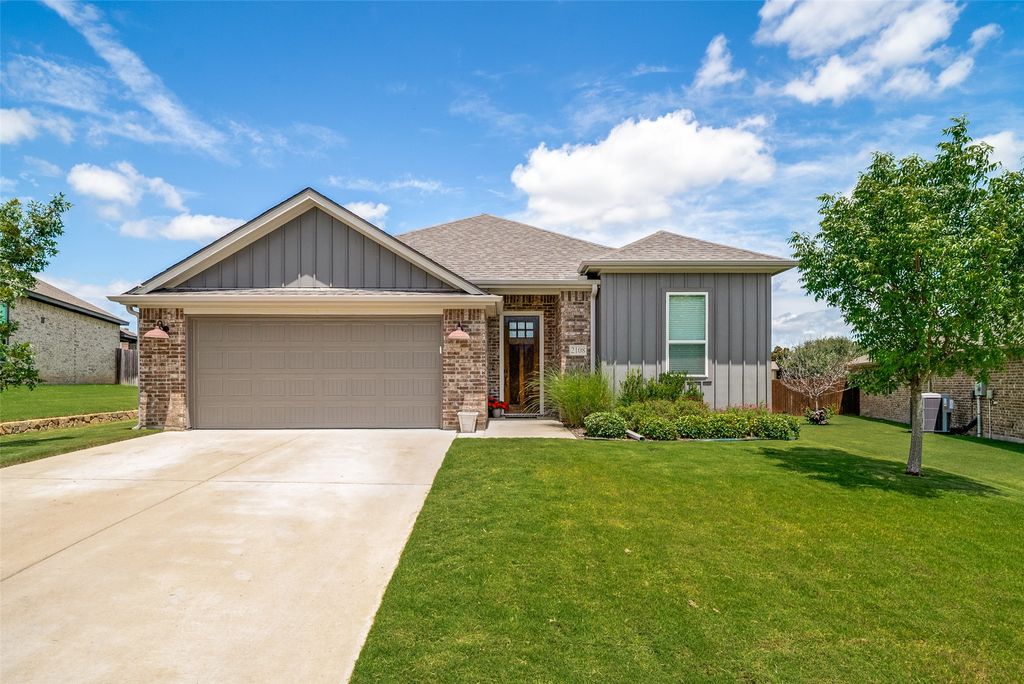 2108 Hill Crest Court, Weatherford, TX 76086