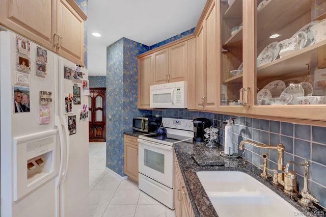 202 Carriage Lane, Plainview, NY 11803