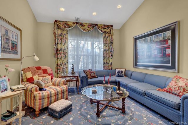 202 Carriage Lane, Plainview, NY 11803