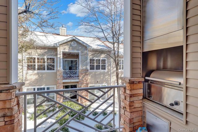 202 Carriage Lane, Plainview, NY 11803