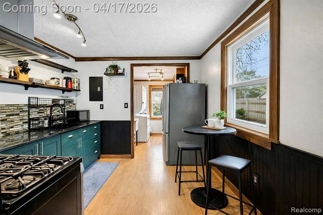 569 E Guthrie Avenue, Madison Heights, MI 48071