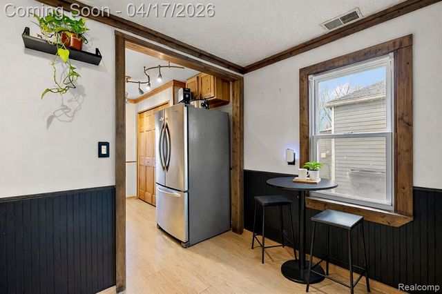 569 E Guthrie Avenue, Madison Heights, MI 48071