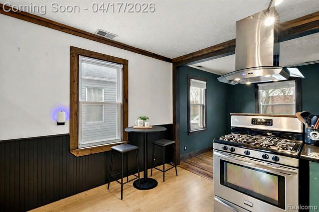 569 E Guthrie Avenue, Madison Heights, MI 48071