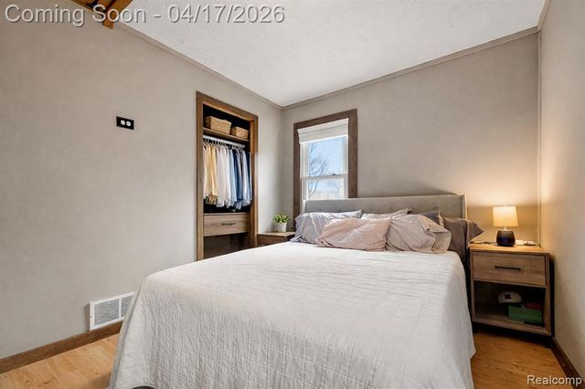 569 E Guthrie Avenue, Madison Heights, MI 48071