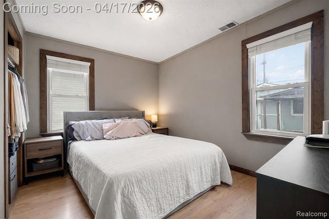 569 E Guthrie Avenue, Madison Heights, MI 48071