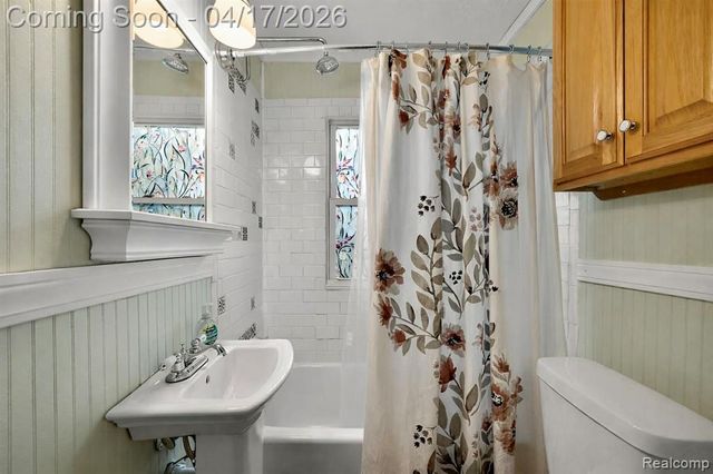 569 E Guthrie Avenue, Madison Heights, MI 48071