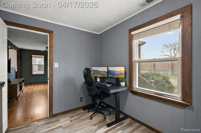 569 E Guthrie Avenue, Madison Heights, MI 48071