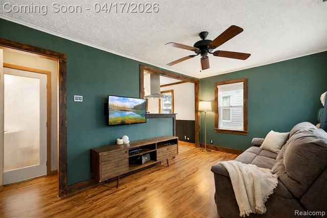 569 E Guthrie Avenue, Madison Heights, MI 48071