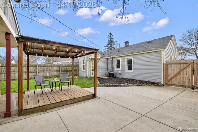 569 E Guthrie Avenue, Madison Heights, MI 48071