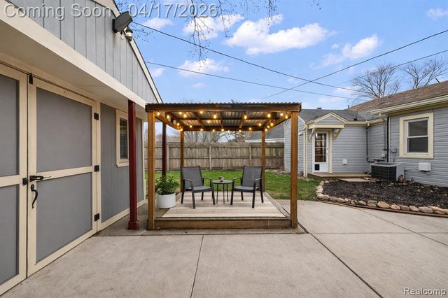 569 E Guthrie Avenue, Madison Heights, MI 48071