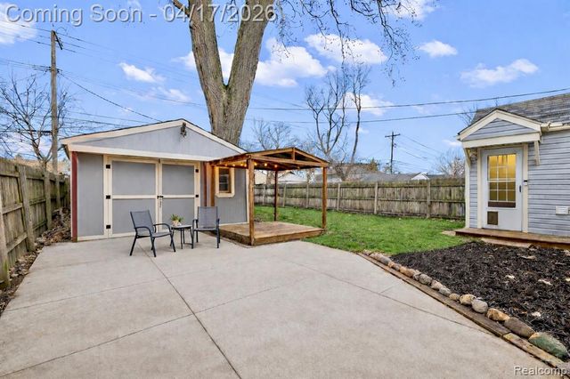 569 E Guthrie Avenue, Madison Heights, MI 48071