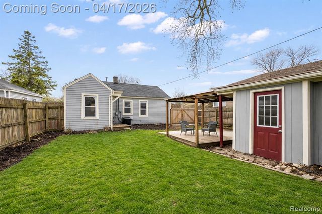 569 E Guthrie Avenue, Madison Heights, MI 48071