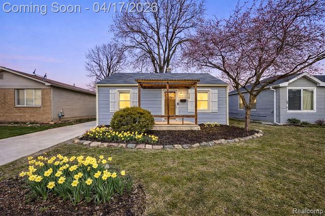 569 E Guthrie Avenue, Madison Heights, MI 48071