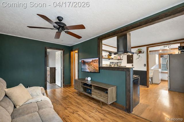 569 E Guthrie Avenue, Madison Heights, MI 48071