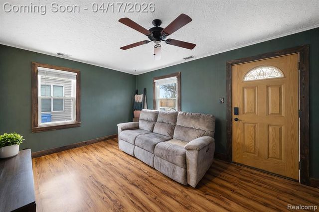 569 E Guthrie Avenue, Madison Heights, MI 48071