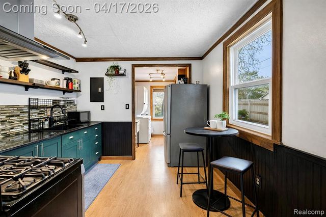 569 E Guthrie Avenue, Madison Heights, MI 48071