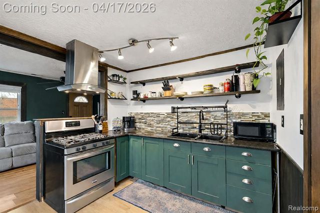 569 E Guthrie Avenue, Madison Heights, MI 48071