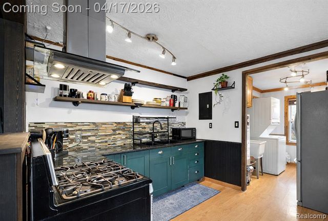 569 E Guthrie Avenue, Madison Heights, MI 48071