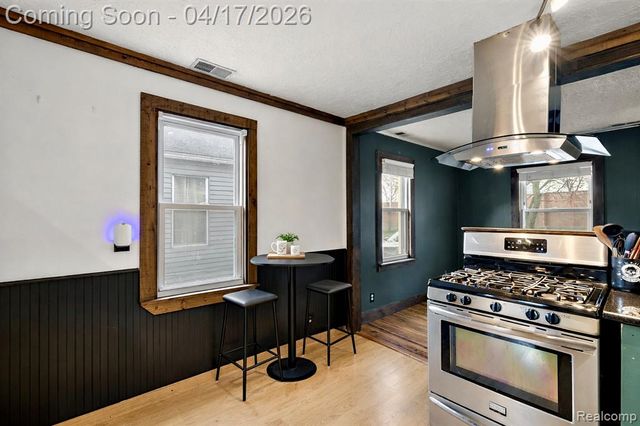 569 E Guthrie Avenue, Madison Heights, MI 48071