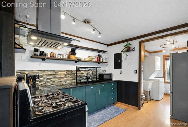 569 E Guthrie Avenue, Madison Heights, MI 48071