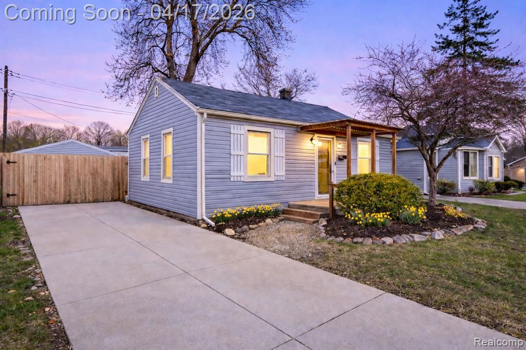 569 E Guthrie Avenue, Madison Heights, MI 48071