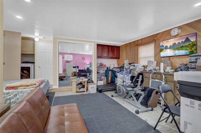 211 Cantiague Rock Road, Westbury, NY 11590