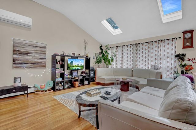 211 Cantiague Rock Road, Westbury, NY 11590