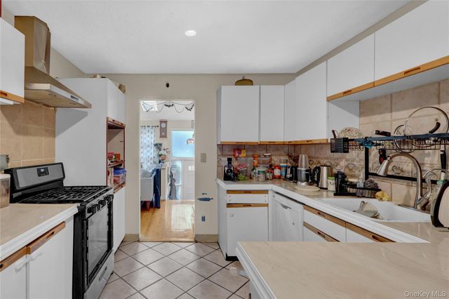 211 Cantiague Rock Road, Westbury, NY 11590