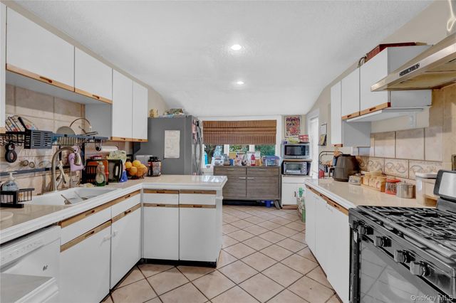 211 Cantiague Rock Road, Westbury, NY 11590