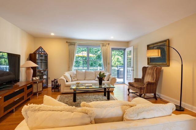 20 Bridge Rd 31, Northampton, MA 01062