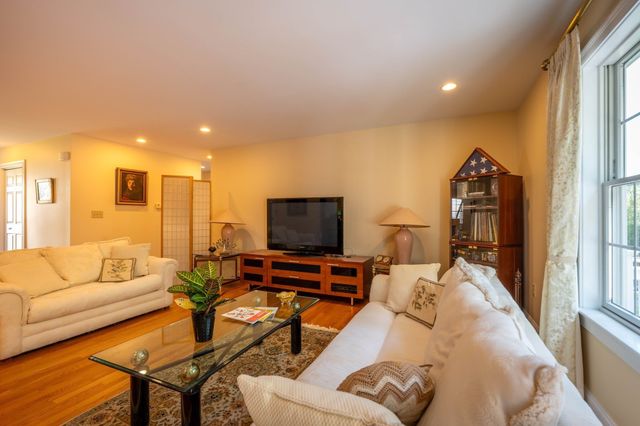 20 Bridge Rd 31, Northampton, MA 01062