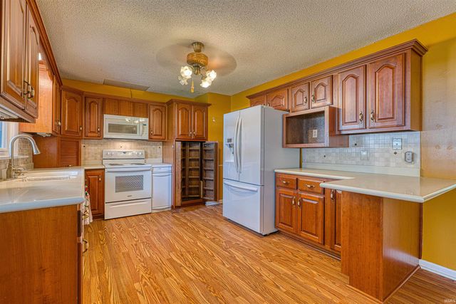 20 W HIGHWAY 62, Mount Vernon, IN 47620