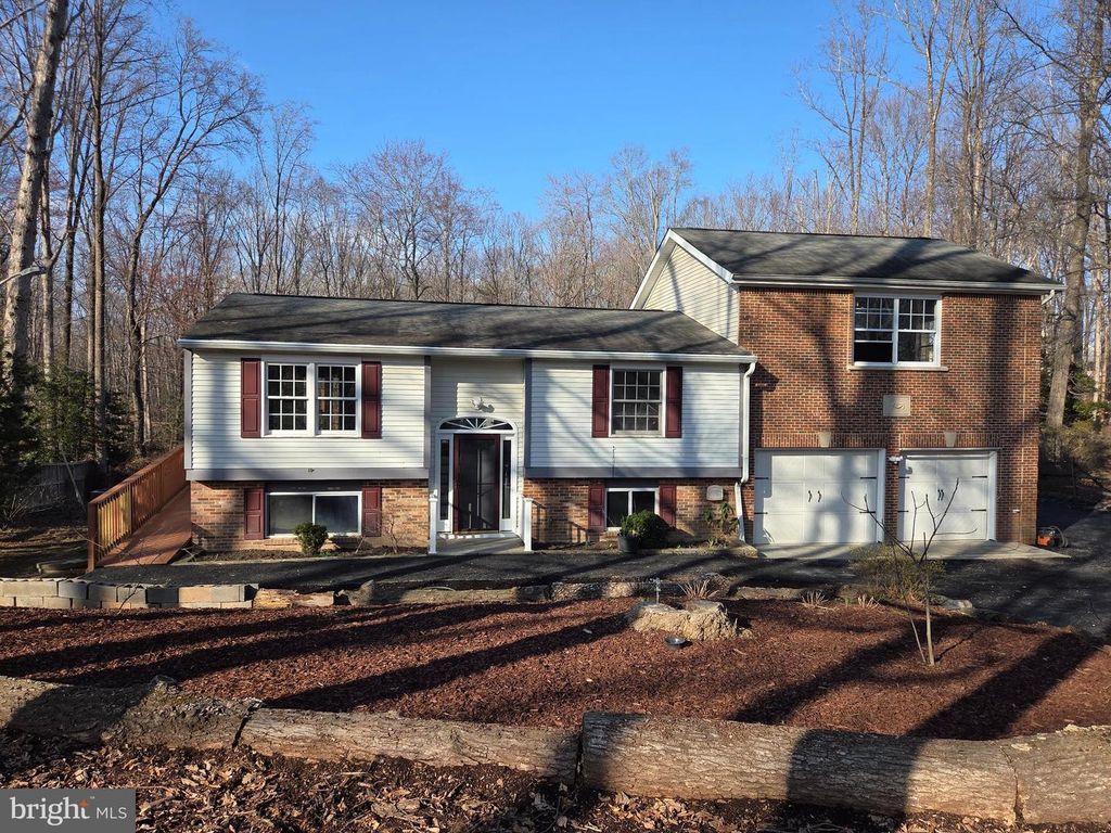 Image 1 of property listing at 8004 GRACIE DR, Manassas, VA 20112